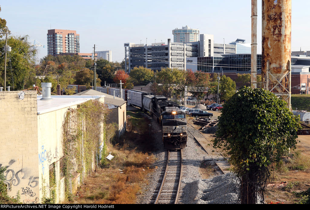 NS 8910 leads train E25 southbound past the 233 mp